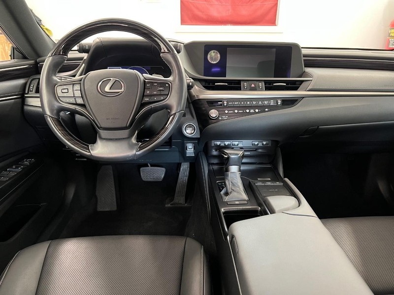 Lexus ES Vehicle Full-screen Gallery Image 6