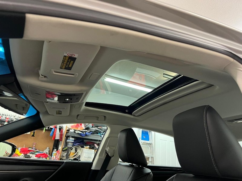 Lexus ES Vehicle Full-screen Gallery Image 7