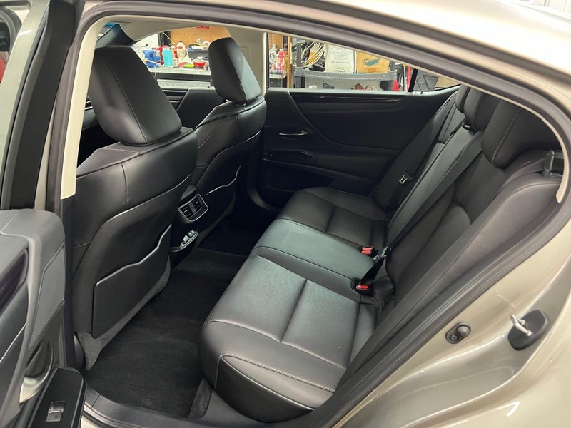 Lexus ES Vehicle Full-screen Gallery Image 8