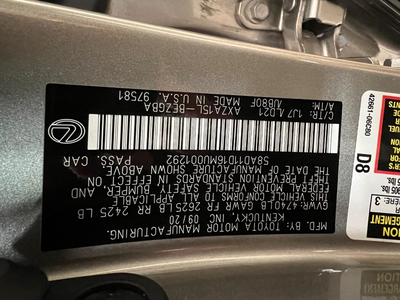 Lexus ES Vehicle Full-screen Gallery Image 10