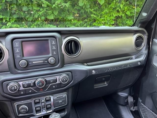 Jeep Wrangler Unlimited Vehicle Full-screen Gallery Image 12