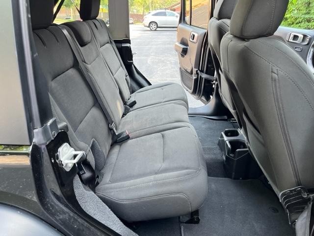 Jeep Wrangler Unlimited Vehicle Full-screen Gallery Image 13