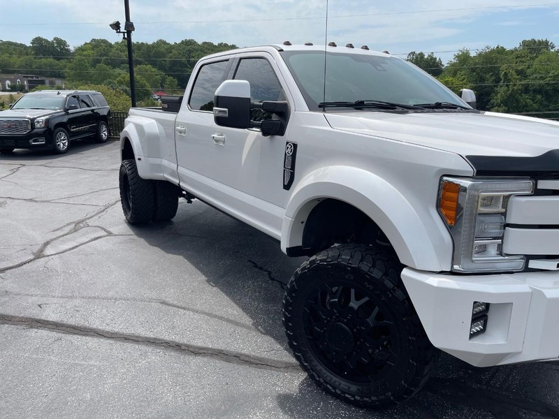 Ford Super Duty F-450 DRW Vehicle Full-screen Gallery Image 2