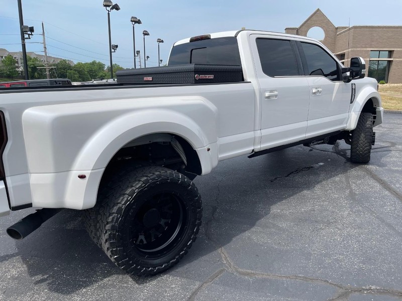 Ford Super Duty F-450 DRW Vehicle Full-screen Gallery Image 4