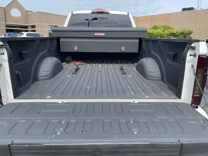 Ford Super Duty F-450 DRW Vehicle Full-screen Gallery Image 6