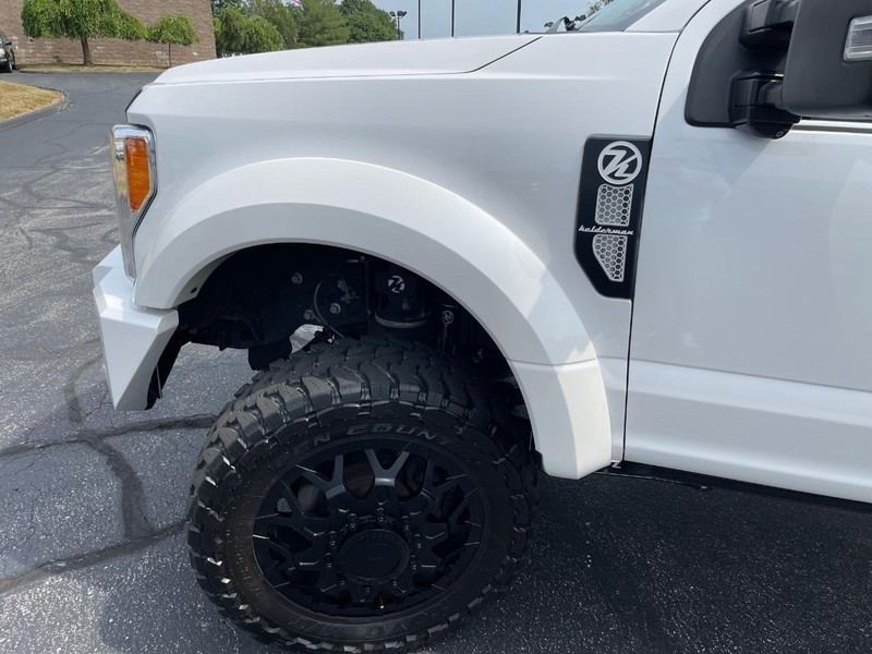 Ford Super Duty F-450 DRW Vehicle Full-screen Gallery Image 8