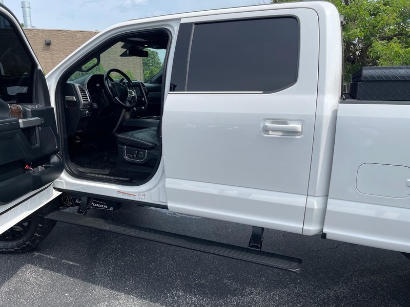 Ford Super Duty F-450 DRW Vehicle Full-screen Gallery Image 9