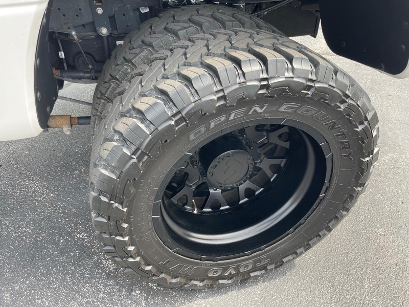 Ford Super Duty F-450 DRW Vehicle Full-screen Gallery Image 12