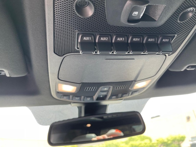 Ford Super Duty F-450 DRW Vehicle Full-screen Gallery Image 14