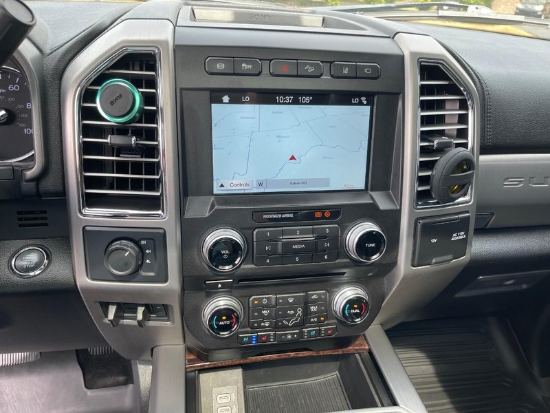 Ford Super Duty F-450 DRW Vehicle Full-screen Gallery Image 16