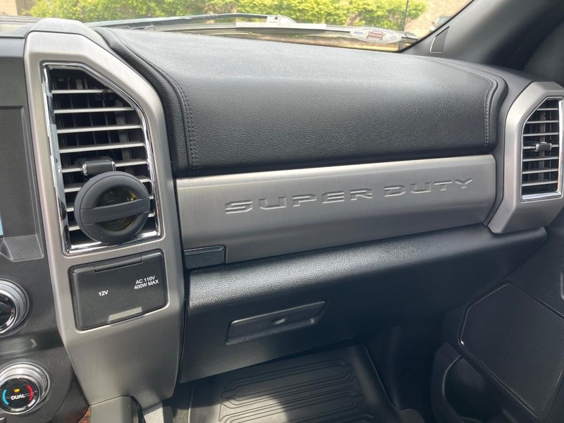 Ford Super Duty F-450 DRW Vehicle Full-screen Gallery Image 17