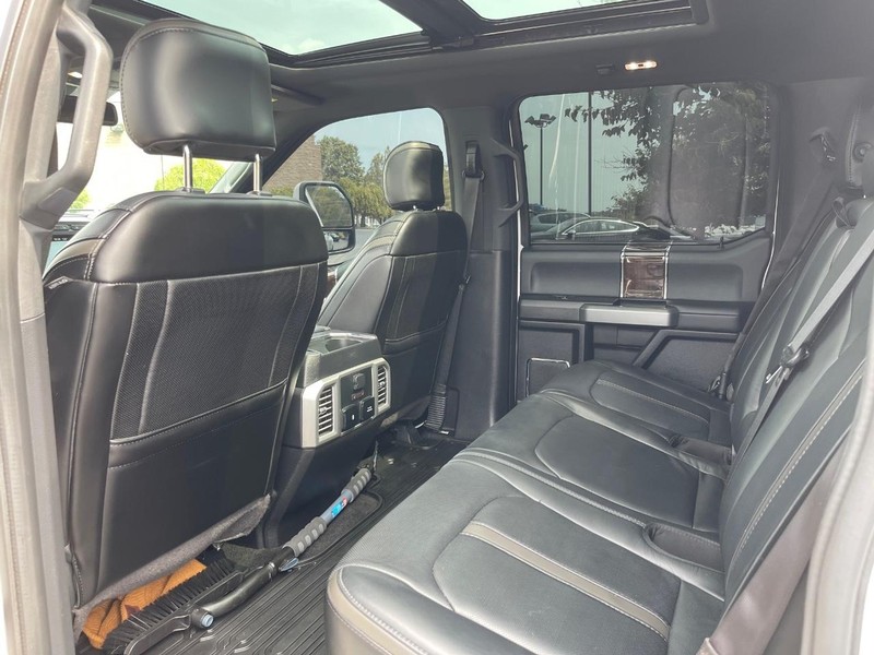 Ford Super Duty F-450 DRW Vehicle Full-screen Gallery Image 20