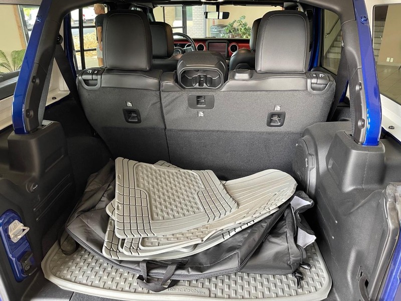 Jeep Wrangler Unlimited Vehicle Full-screen Gallery Image 15