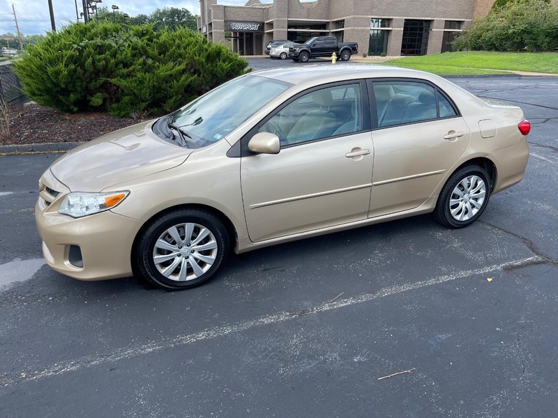 Toyota Corolla Vehicle Full-screen Gallery Image 3