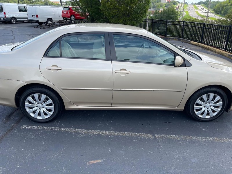 Toyota Corolla Vehicle Full-screen Gallery Image 5