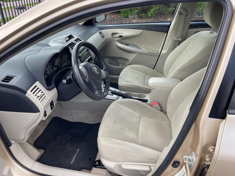 Toyota Corolla Vehicle Full-screen Gallery Image 7