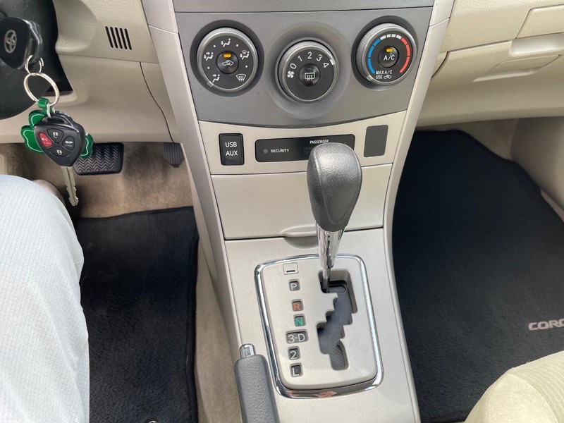 Toyota Corolla Vehicle Full-screen Gallery Image 9