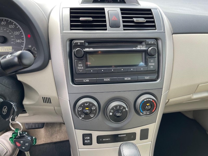 Toyota Corolla Vehicle Full-screen Gallery Image 10