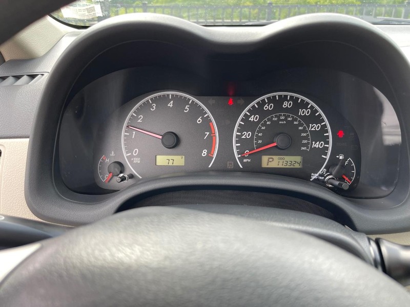 Toyota Corolla Vehicle Full-screen Gallery Image 11