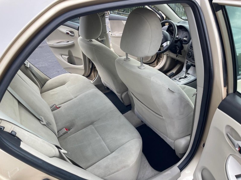 Toyota Corolla Vehicle Full-screen Gallery Image 12