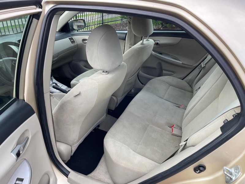 Toyota Corolla Vehicle Full-screen Gallery Image 13