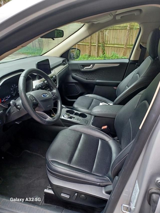 Ford Escape Vehicle Full-screen Gallery Image 6