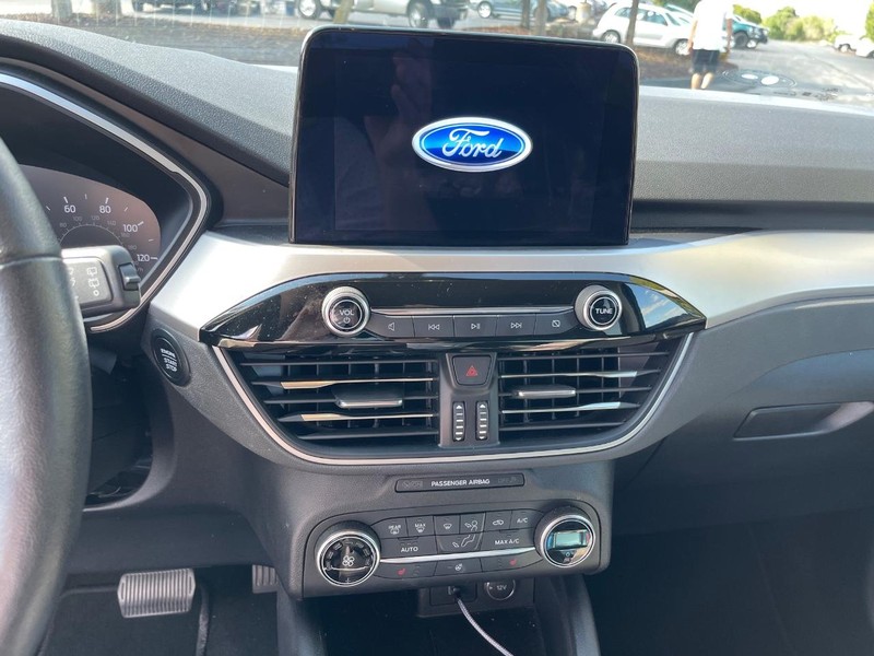 Ford Escape Vehicle Full-screen Gallery Image 8