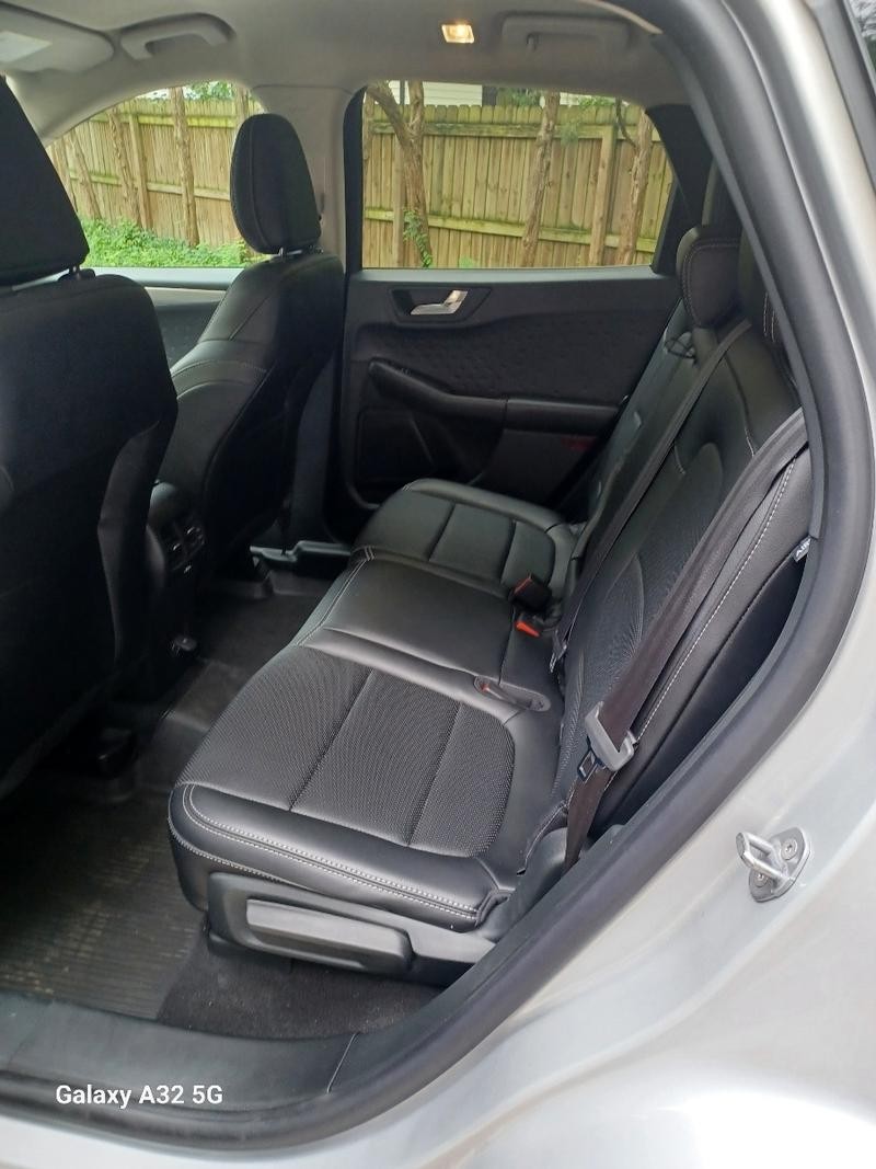 Ford Escape Vehicle Full-screen Gallery Image 11