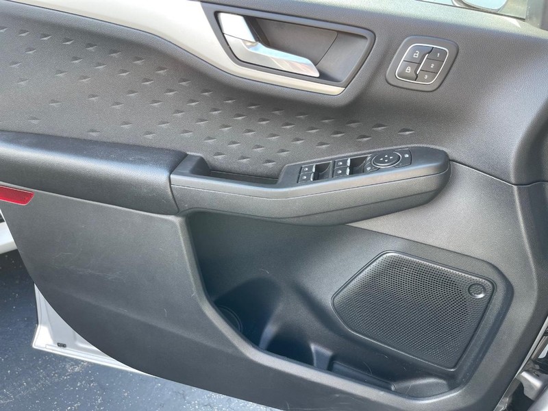 Ford Escape Vehicle Full-screen Gallery Image 12