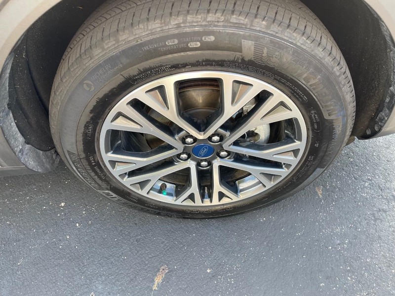 Ford Escape Vehicle Full-screen Gallery Image 15