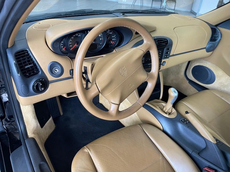 Porsche 911 Carrera Vehicle Full-screen Gallery Image 8