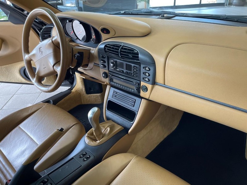 Porsche 911 Carrera Vehicle Full-screen Gallery Image 11