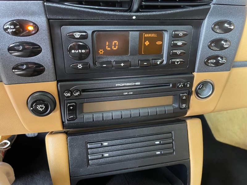 Porsche 911 Carrera Vehicle Full-screen Gallery Image 12