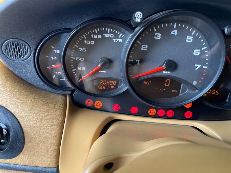 Porsche 911 Carrera Vehicle Full-screen Gallery Image 13