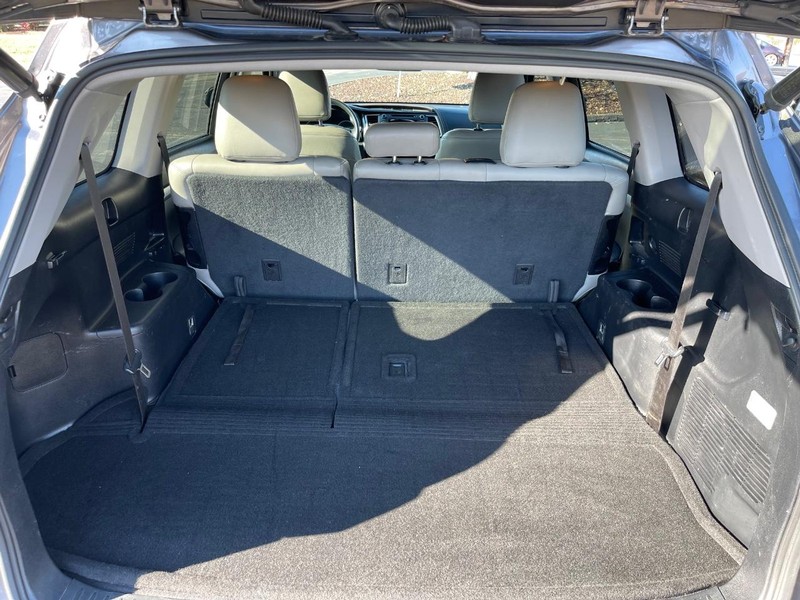 Toyota Highlander Vehicle Full-screen Gallery Image 8