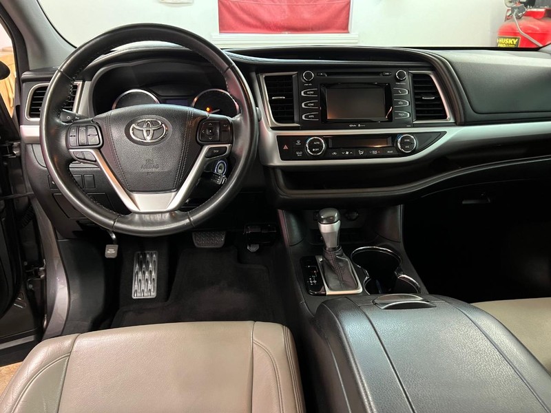 Toyota Highlander Vehicle Full-screen Gallery Image 9