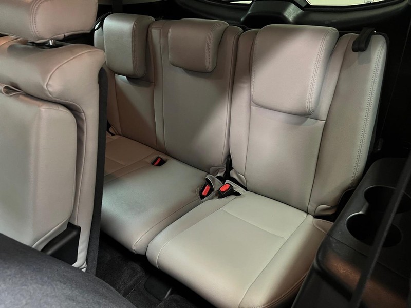 Toyota Highlander Vehicle Full-screen Gallery Image 13