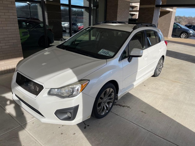 Subaru Impreza Wagon Vehicle Full-screen Gallery Image 2