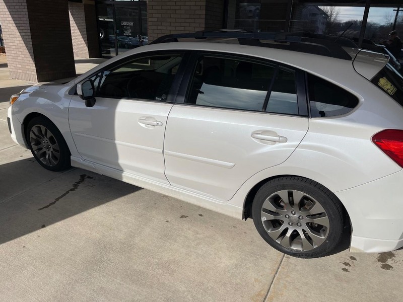 Subaru Impreza Wagon Vehicle Full-screen Gallery Image 3