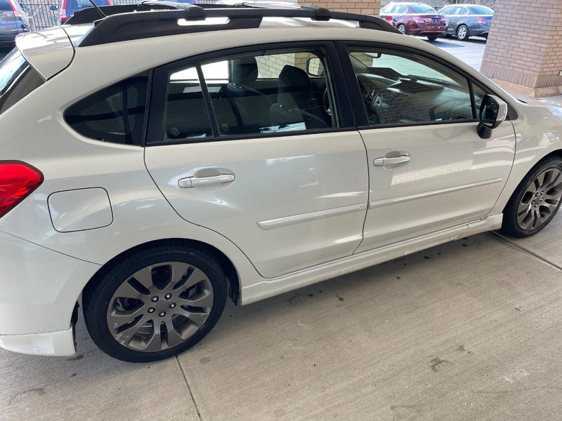 Subaru Impreza Wagon Vehicle Full-screen Gallery Image 6