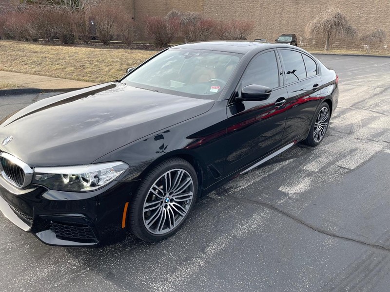 BMW 5 Series Vehicle Full-screen Gallery Image 2