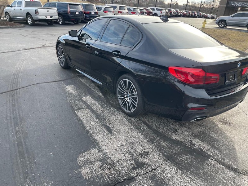 BMW 5 Series Vehicle Full-screen Gallery Image 3