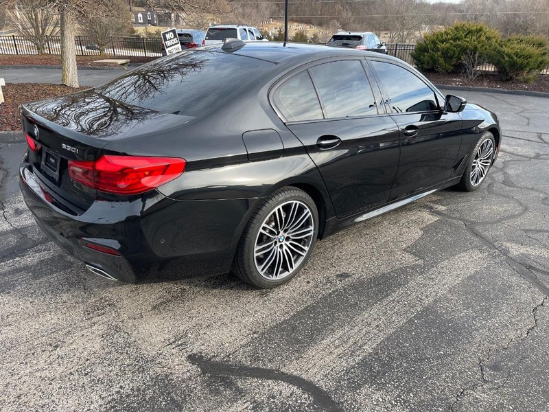 BMW 5 Series Vehicle Full-screen Gallery Image 4