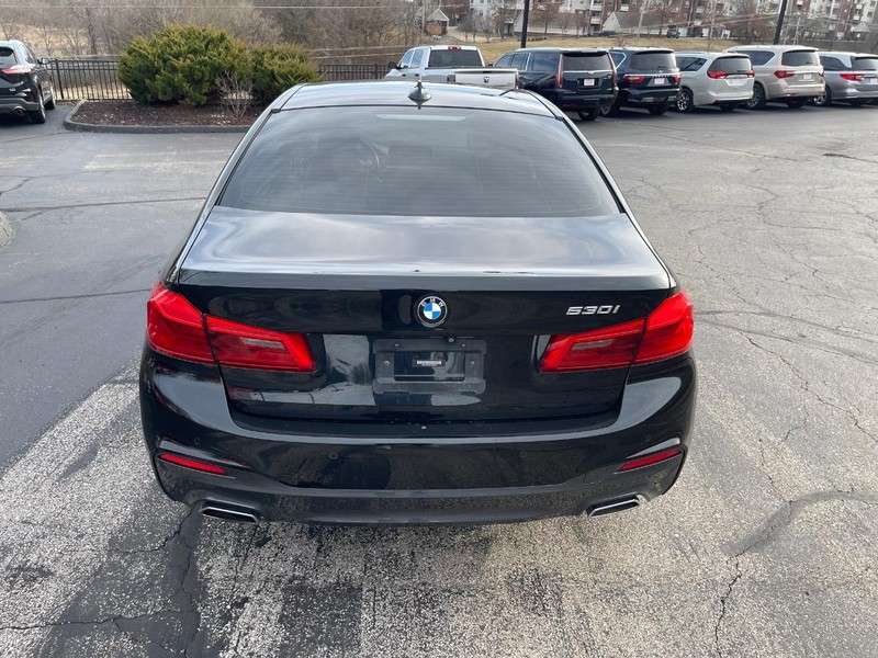 BMW 5 Series Vehicle Full-screen Gallery Image 5