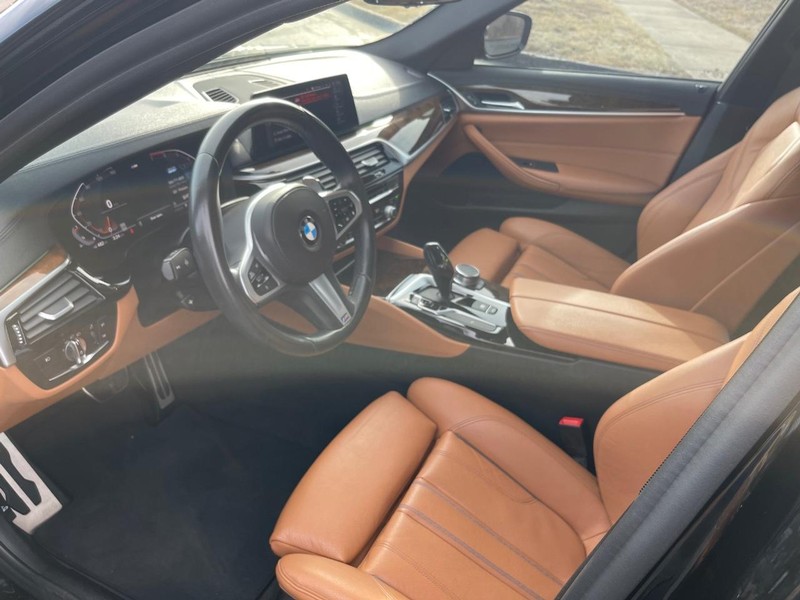 BMW 5 Series Vehicle Full-screen Gallery Image 6