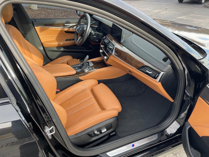 BMW 5 Series Vehicle Full-screen Gallery Image 7