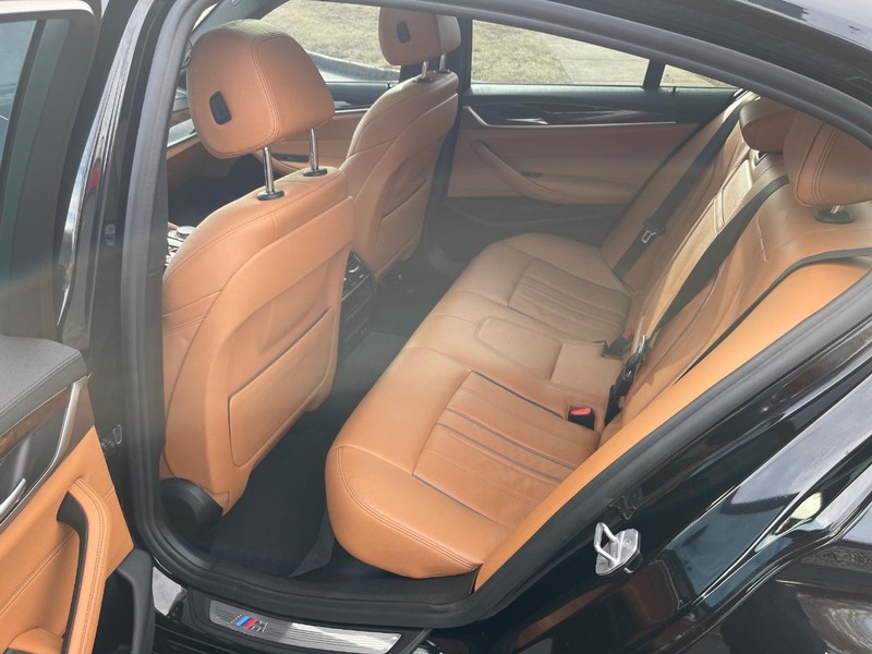 BMW 5 Series Vehicle Full-screen Gallery Image 8