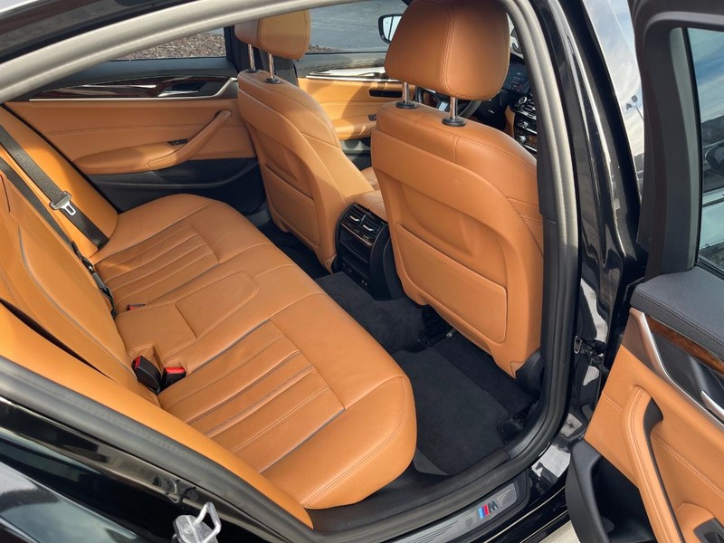 BMW 5 Series Vehicle Full-screen Gallery Image 9