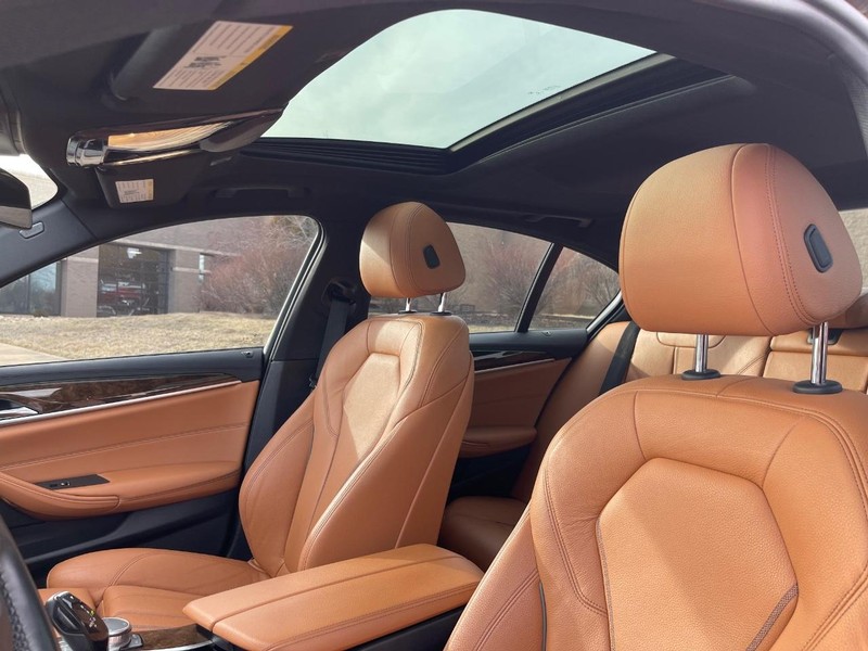 BMW 5 Series Vehicle Full-screen Gallery Image 10