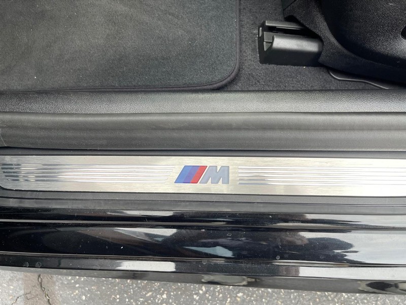 BMW 5 Series Vehicle Full-screen Gallery Image 11